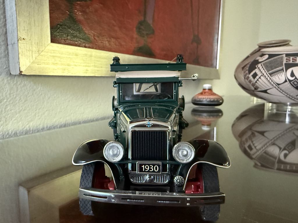 1930 International Wrecker DM Road Service Green Danbury 1:24 Scale