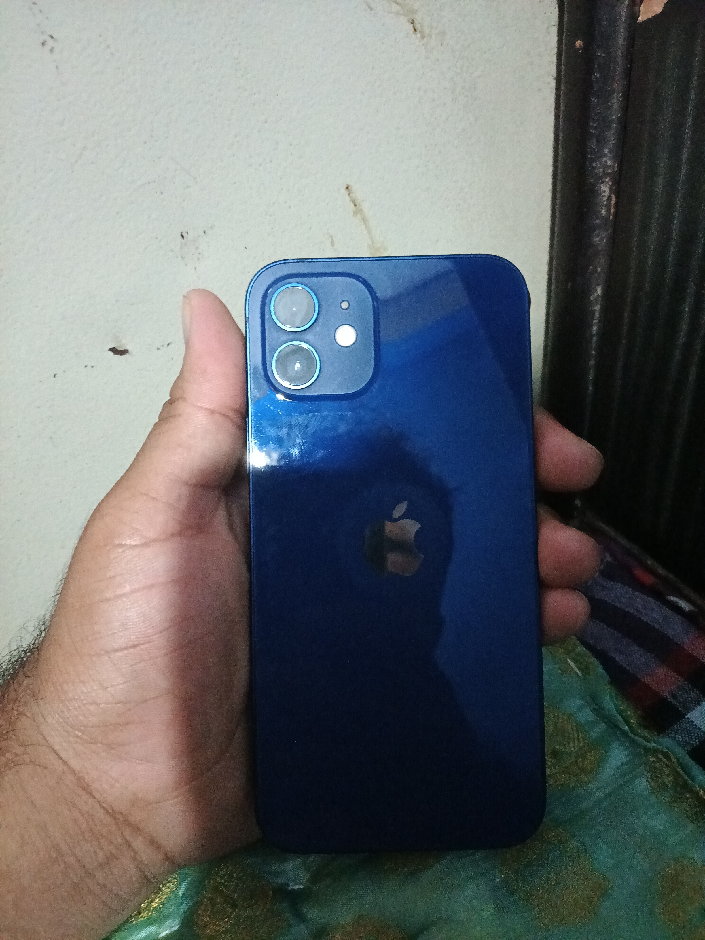 iPhone 12 urgent sale karna hai
